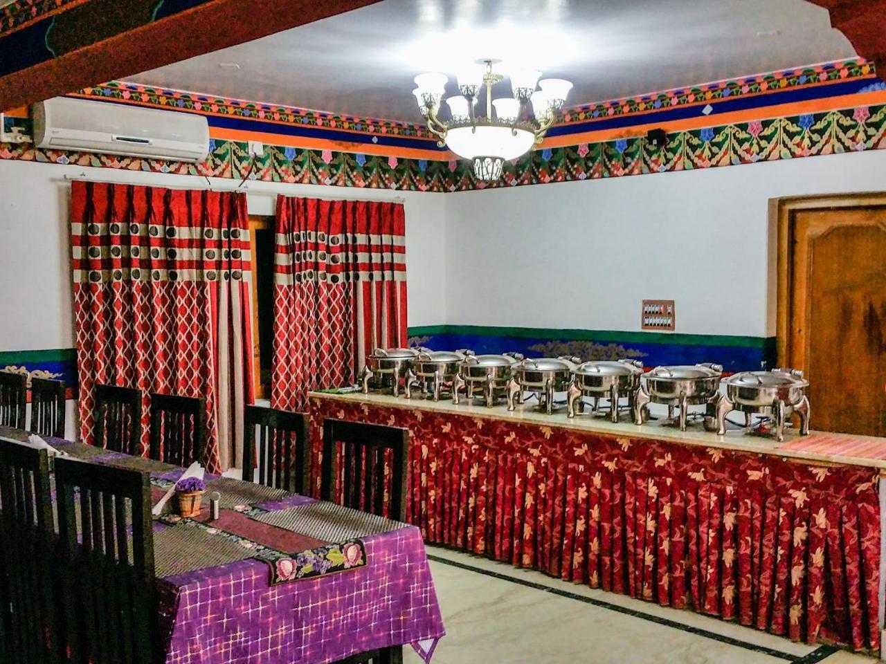 Hotel City Palace Leh Bagian luar foto